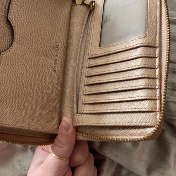 Michael kors limited edition wristlet rose gold - Picture 5 of 5